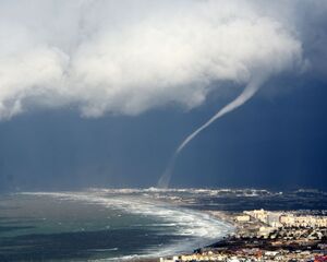 נד מים (waterspout) - טורנדו מעל המים